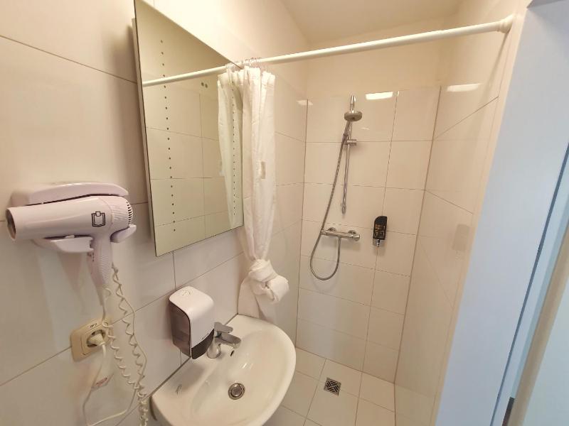 Single Room with Private External Bathroom image 4