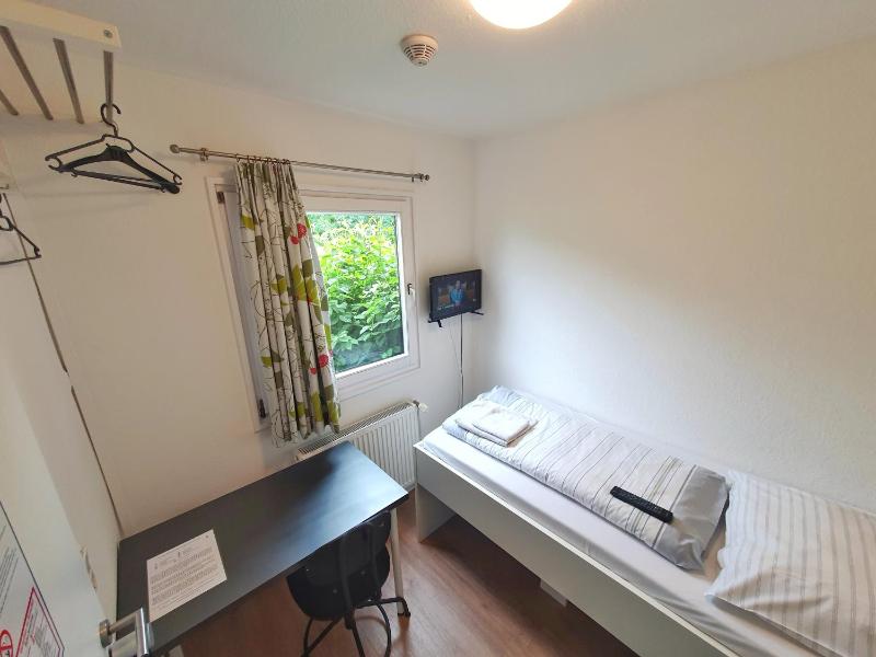 Single Room with Private External Bathroom image 3