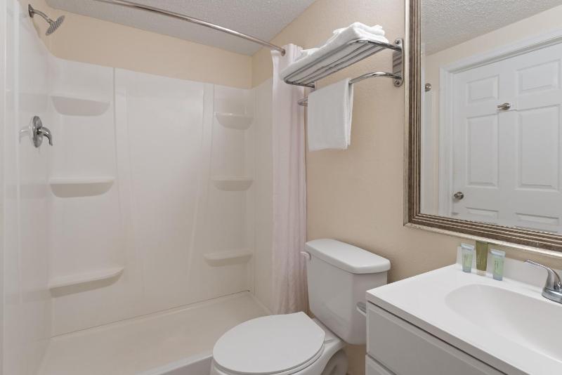 Quadruple Room with Four Double Beds - Non-Smoking image 3