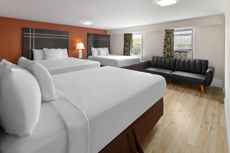 One-Bedroom Suite with Three Queen Beds - Non-Smoking image 4
