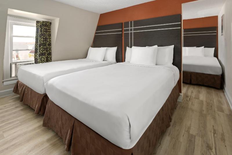 Quadruple Room with Four Double Beds - Non-Smoking image 4