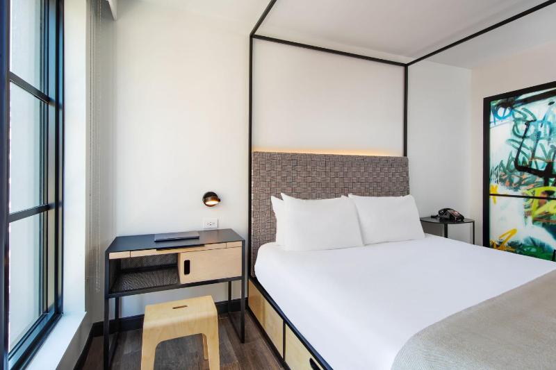 Guest Room, 1 King image 4