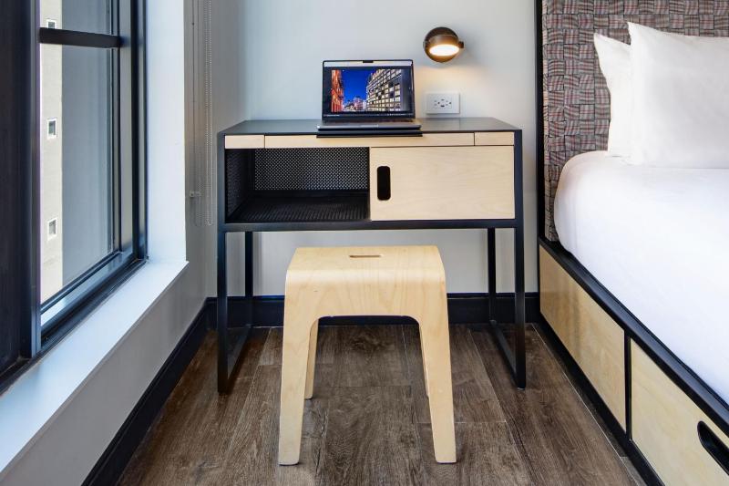 Guest Room, 1 King image 3