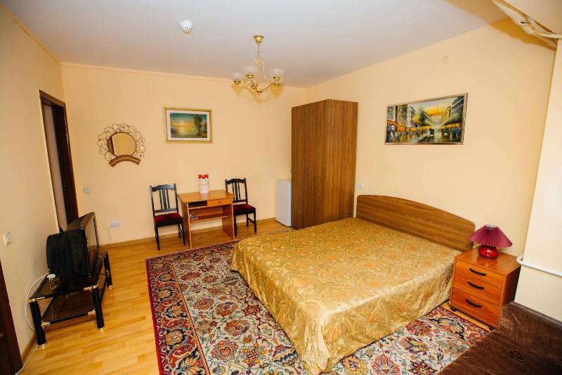 Classic Double Room with Bath image 1