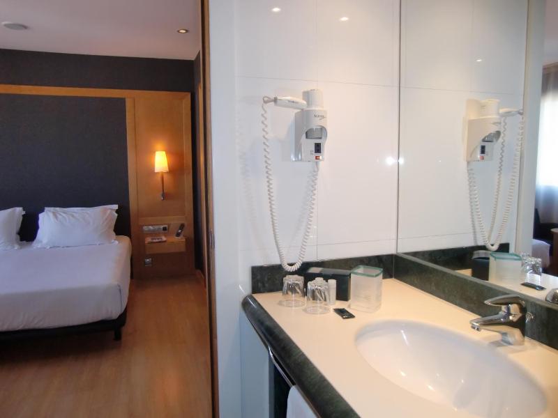 Standard Double or Twin Room image 4