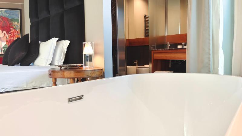 King Suite with Balcony image 4