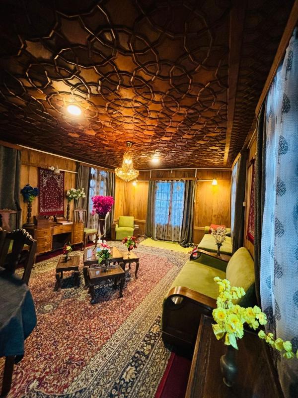 Lucky Kashmir Heritage Houseboat - image 2