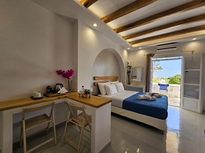 Deluxe Double Room with Sea View image 3