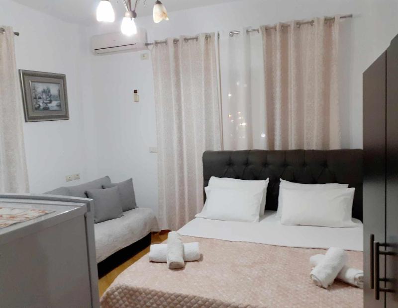 Double Room with Balcony image 2