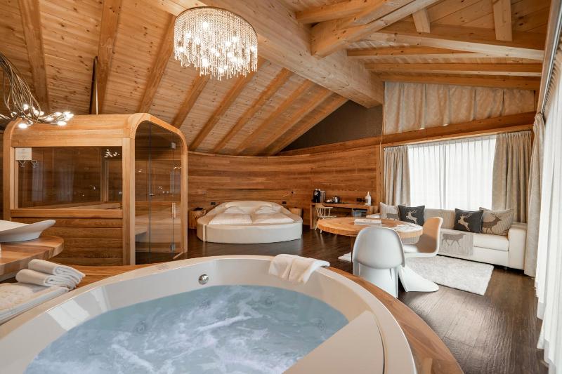 Luxury Suite with Spa Bath image 2