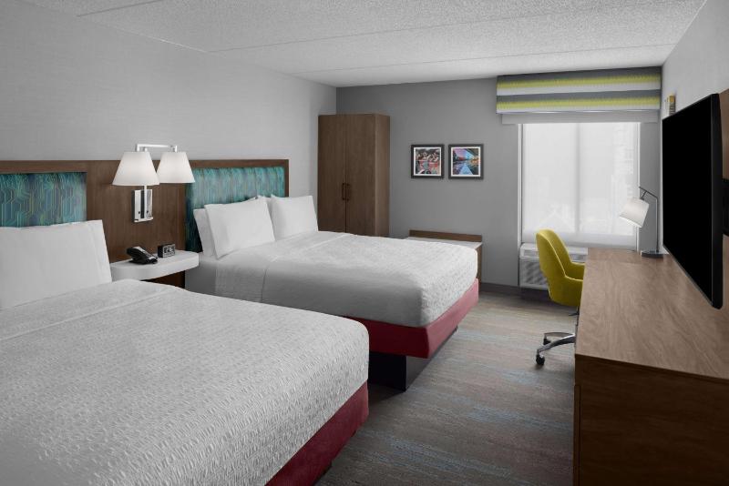 Queen Room with Two Queen Beds - Non-Smoking image 4