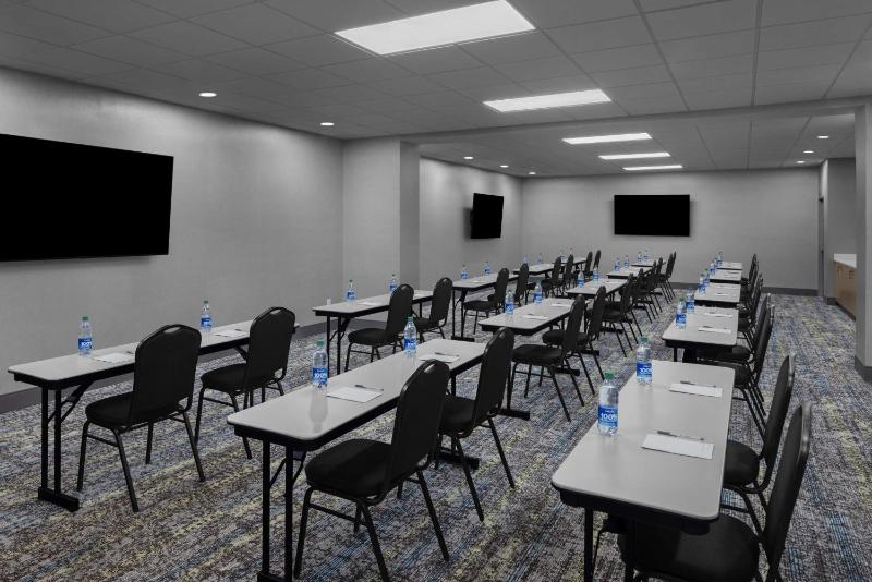 Hampton Inn Cleveland-Downtown - image 7