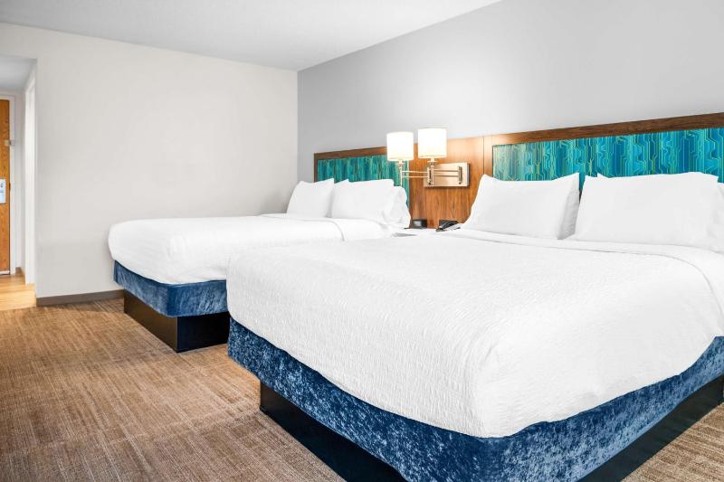 Room with Two Queen Beds - Non-Smoking image 4