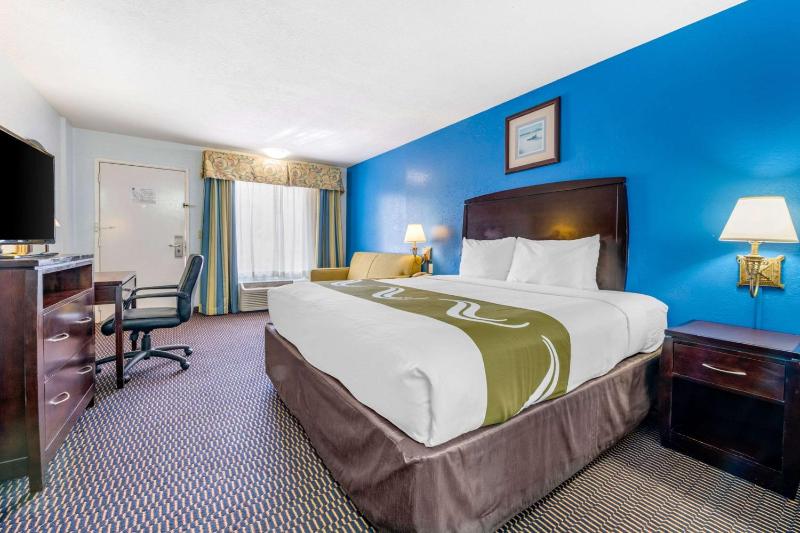 King Suite - Non-Smoking image 4