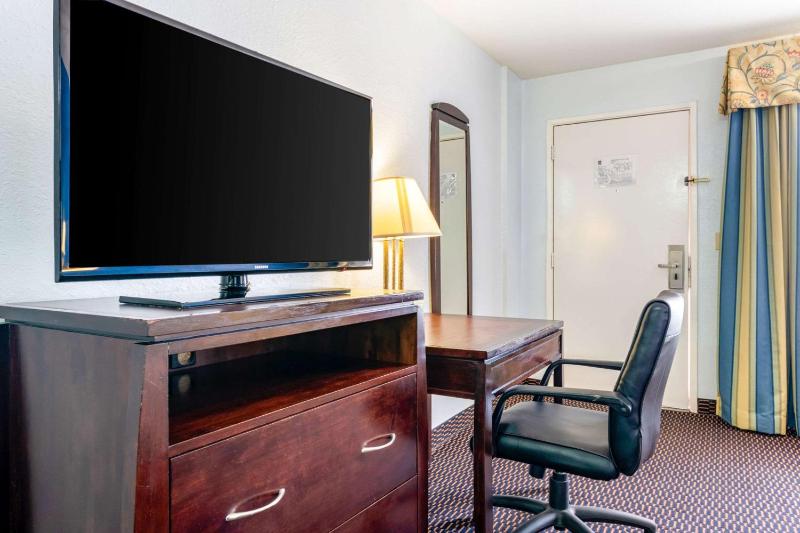 King Suite - Non-Smoking image 3