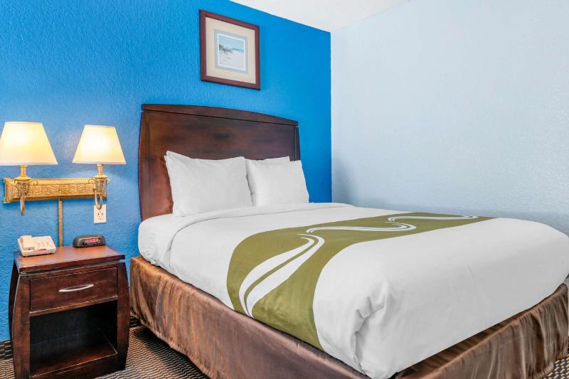 Queen Room with 2 Queen Beds image 4