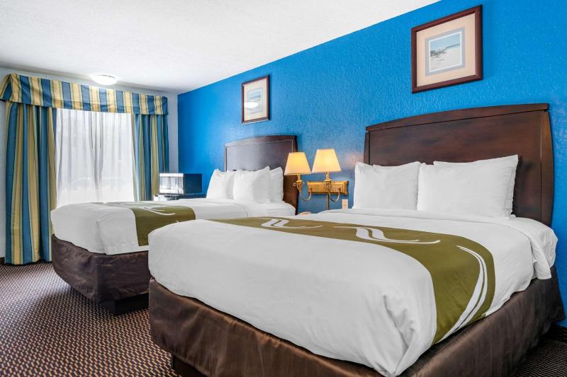 Queen Room with 2 Queen Beds image 3