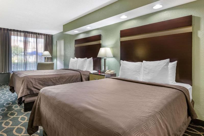 Queen Room with Two Queen Beds - Non-Smoking image 3
