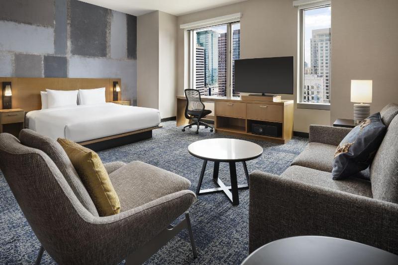 Executive King Room with Sofa Bed image 1