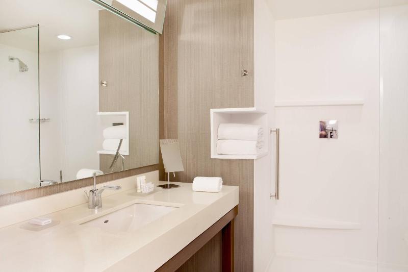 Deluxe Queen Room image 4
