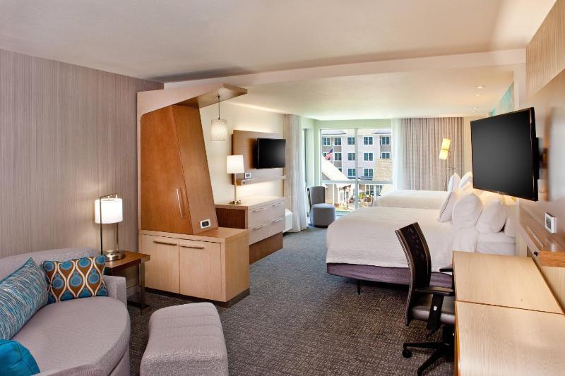 Deluxe Queen Suite image 2