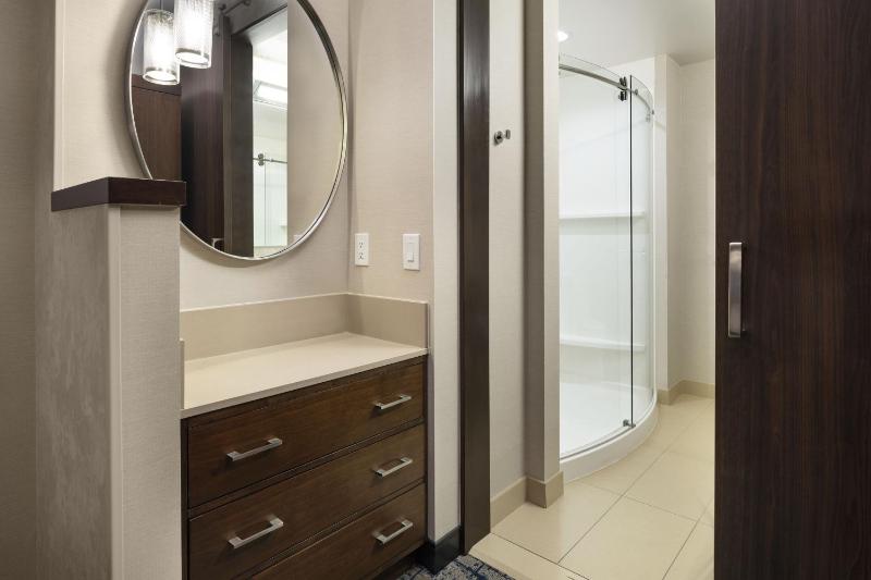 One-Bedroom Junior Suite image 3