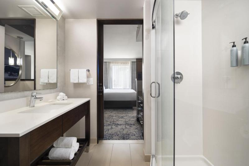 One-Bedroom Junior Suite image 2