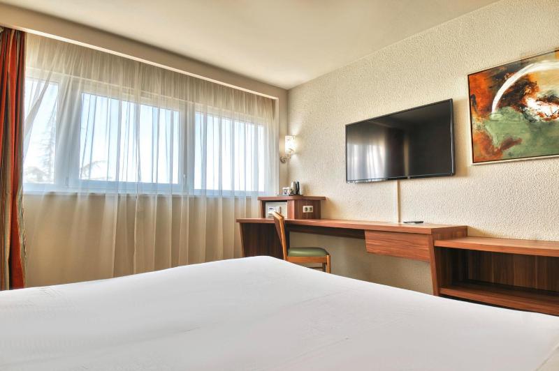 Comfort Room - 1 Room - 1 Queen Bed image 3