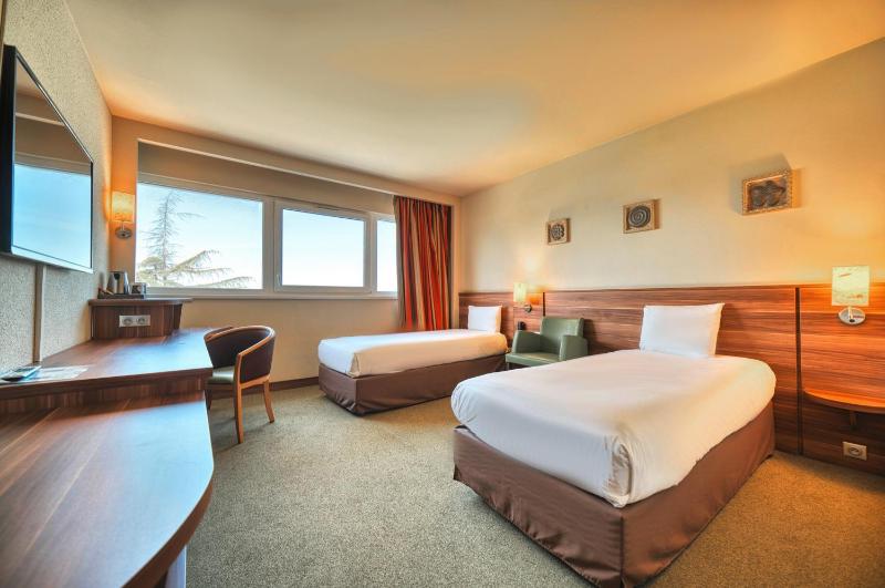 Comfort Room - 1 Room - 2 Single Beds image 1