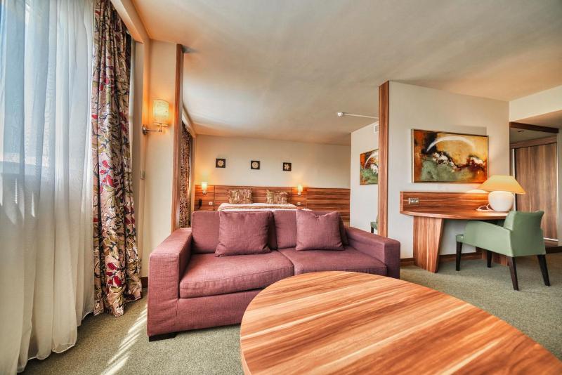 Junior Suite - 1 King Bed 1 Sofa Bed image 4
