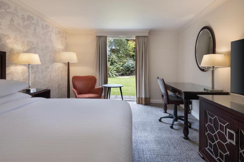 Superior King Room image 4