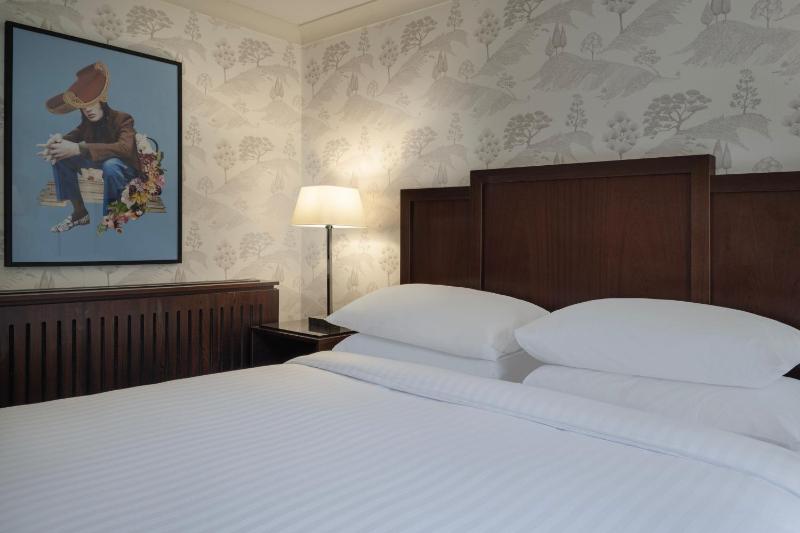 Deluxe King Room image 3