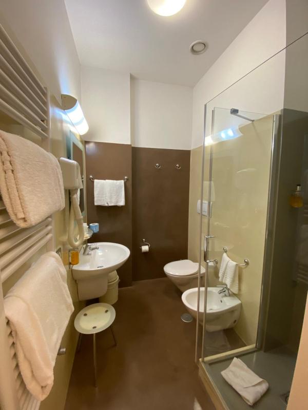 Economy Twin Room image 3