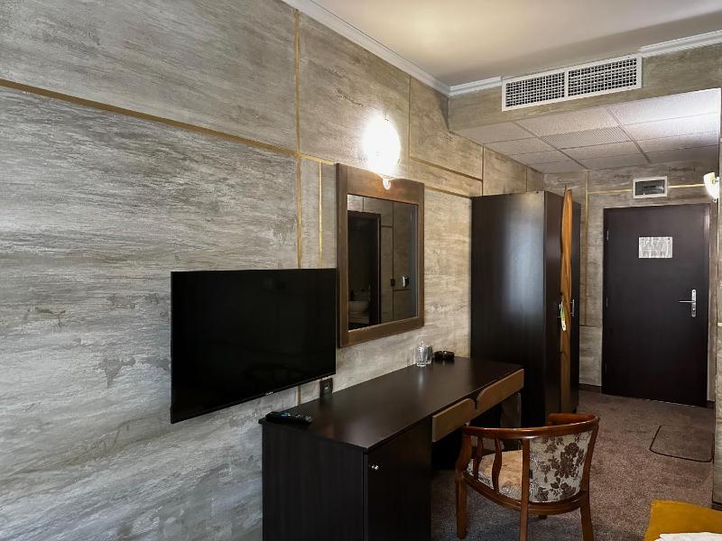 Superior Double Room with Extra Bed and Balcony image 4