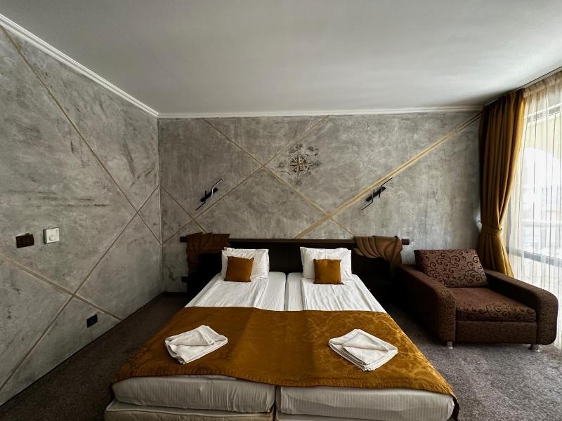 Double Room with Balcony image 4