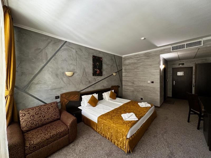 Double Room with Balcony image 2