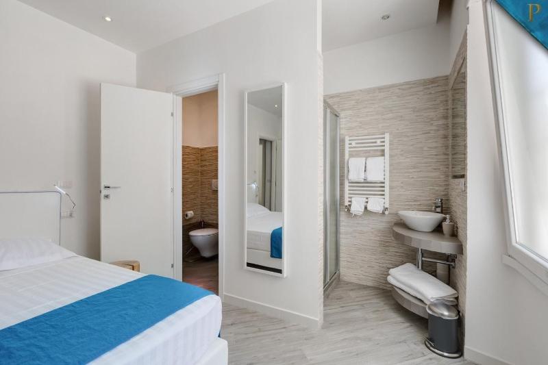 Deluxe Double or Twin Room image 3