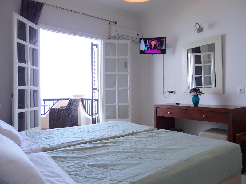 Double or Twin Room with Sea View image 3