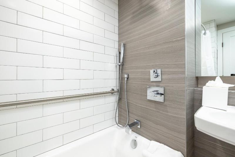 Queen Room with Bath Tub - Disability Access image 4