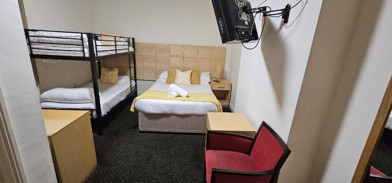 Standard Quadruple Room image 2