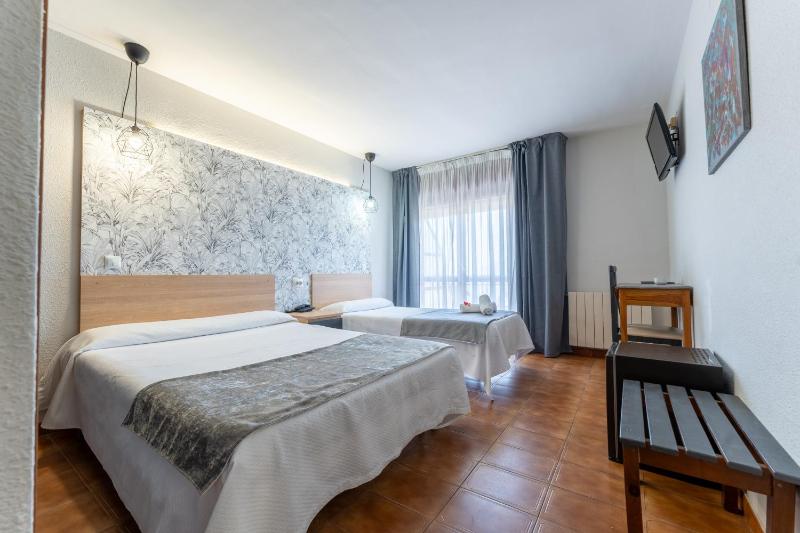 Triple Room with Sea View image 2