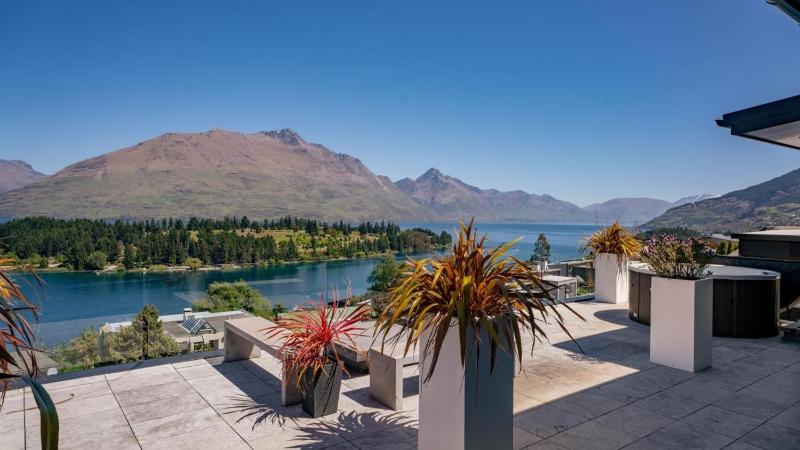 Magnificent Lakeview Modern Luxury - image 24
