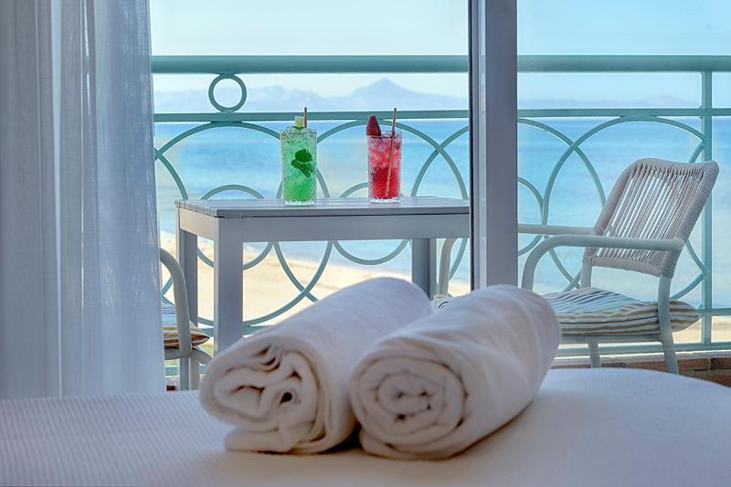 Double or Twin Room with Frontal Sea View image 2