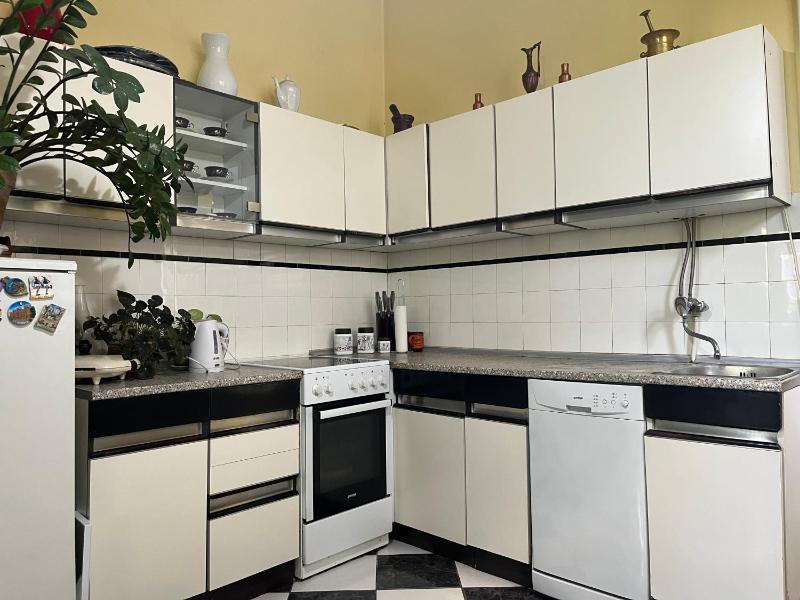 Central with Parking 3 Bedroom Apartment - image 12