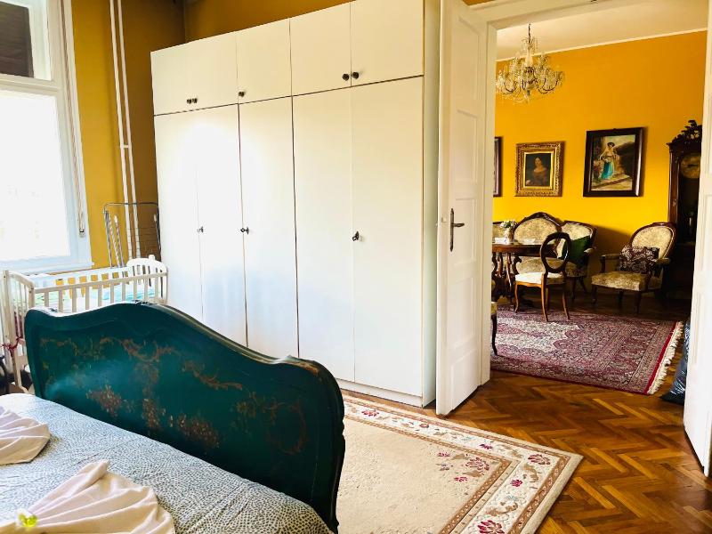 Central with Parking 3 Bedroom Apartment - image 2