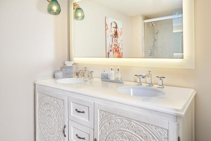 Junior King Suite with Pool View image 4