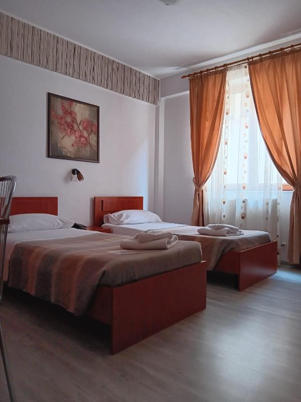 Twin Room image 3