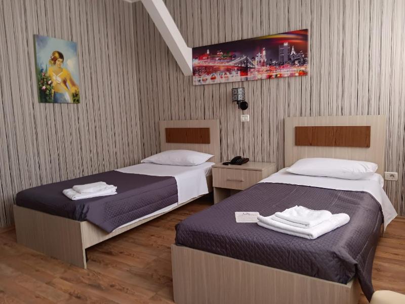 Superior Twin Room image 1