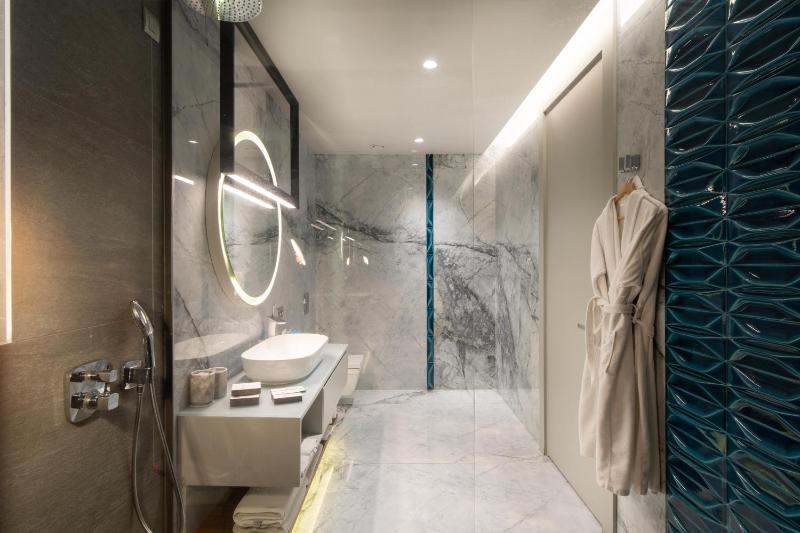 Deluxe Double or Twin Room with Sea View image 1