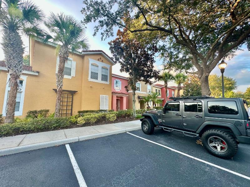 Grand Deluxe 3BR Townhouse near Disney Parks - image 11